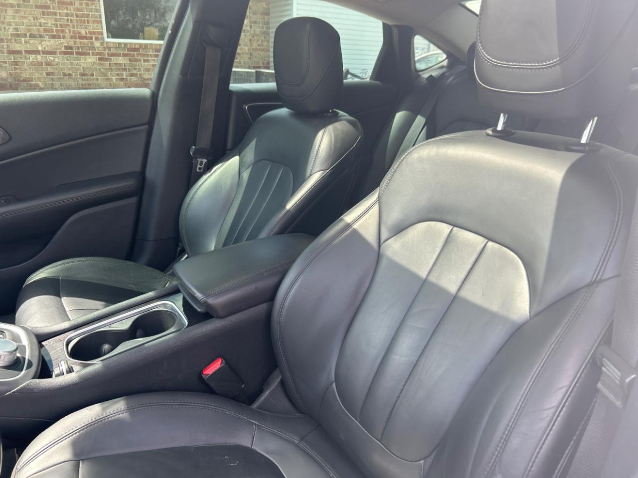 Chrysler 200 4dr Sdn C AWD 2015