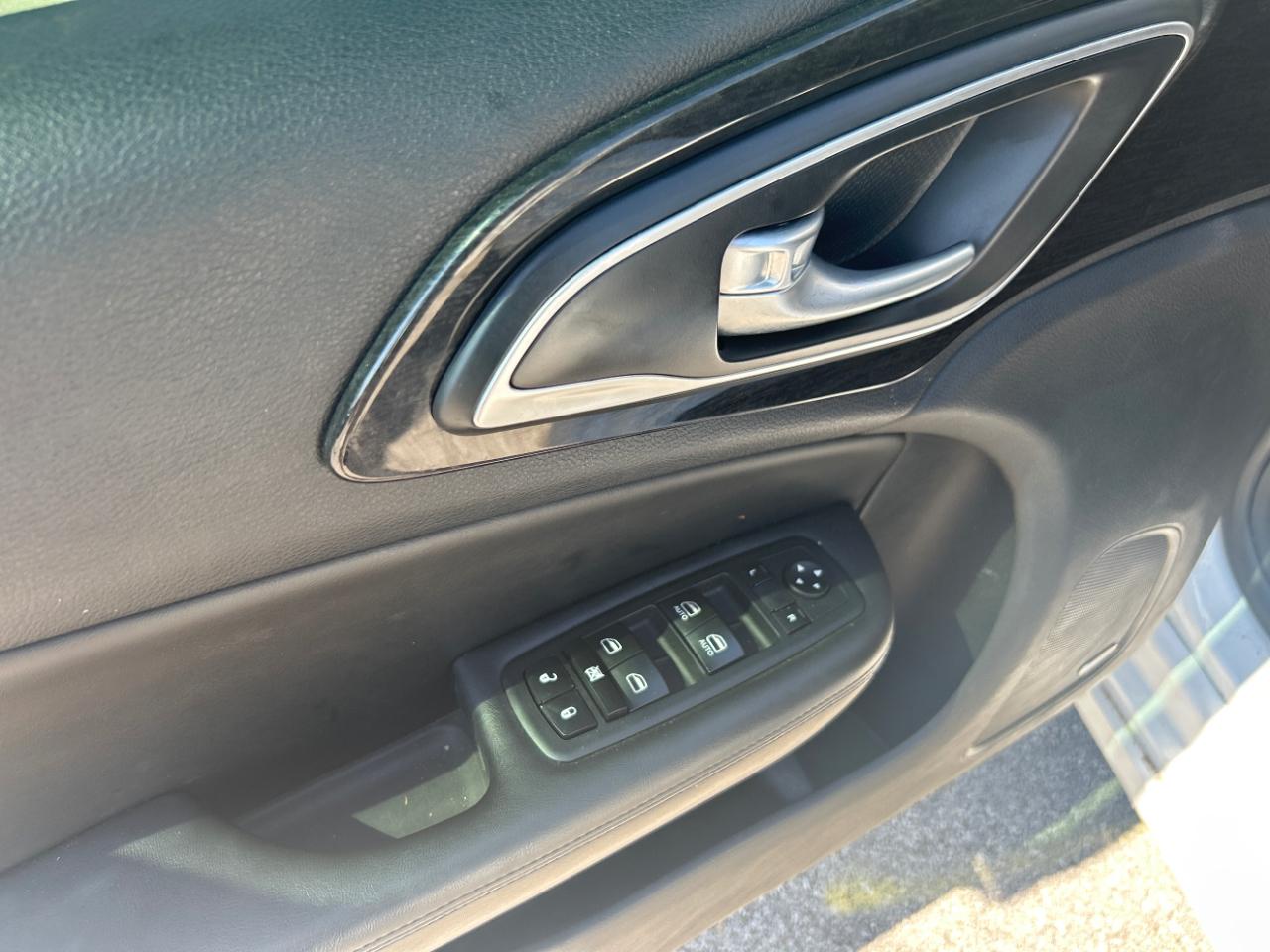 Chrysler 200 4dr Sdn C AWD 2015