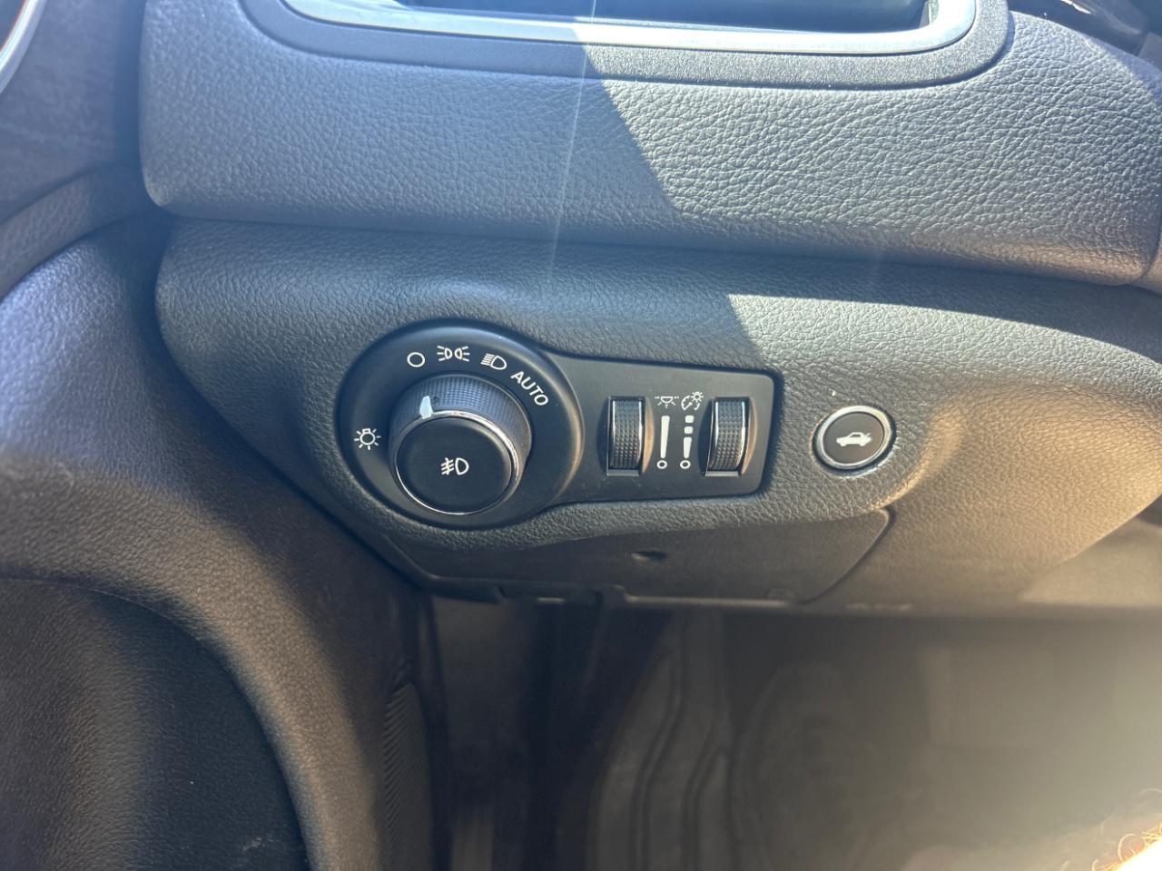 Chrysler 200 4dr Sdn C AWD 2015