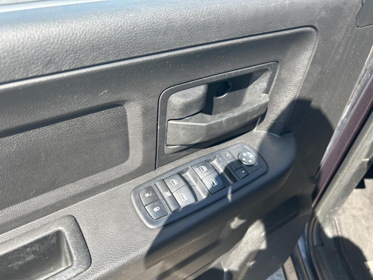 RAM 1500 4WD Quad Cab 140.5" ST 2014