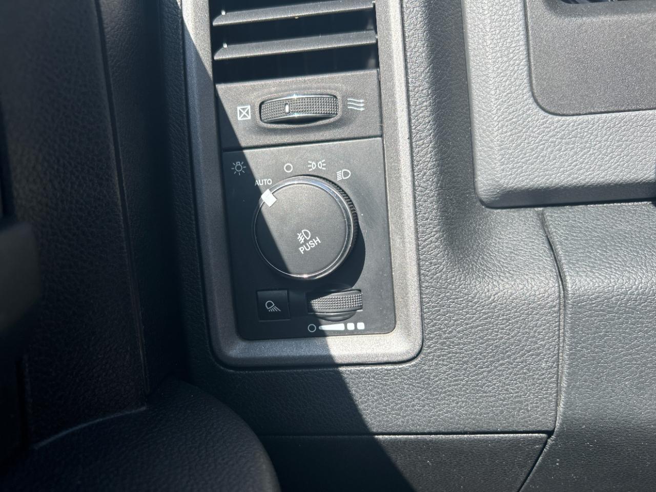 RAM 1500 4WD Quad Cab 140.5" ST 2014