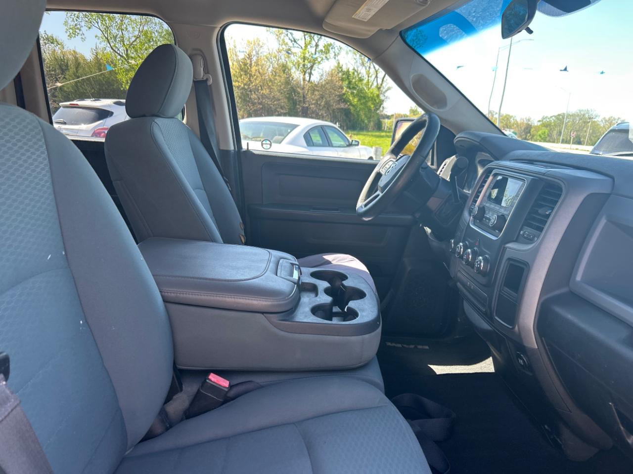 RAM 1500 4WD Quad Cab 140.5" ST 2014