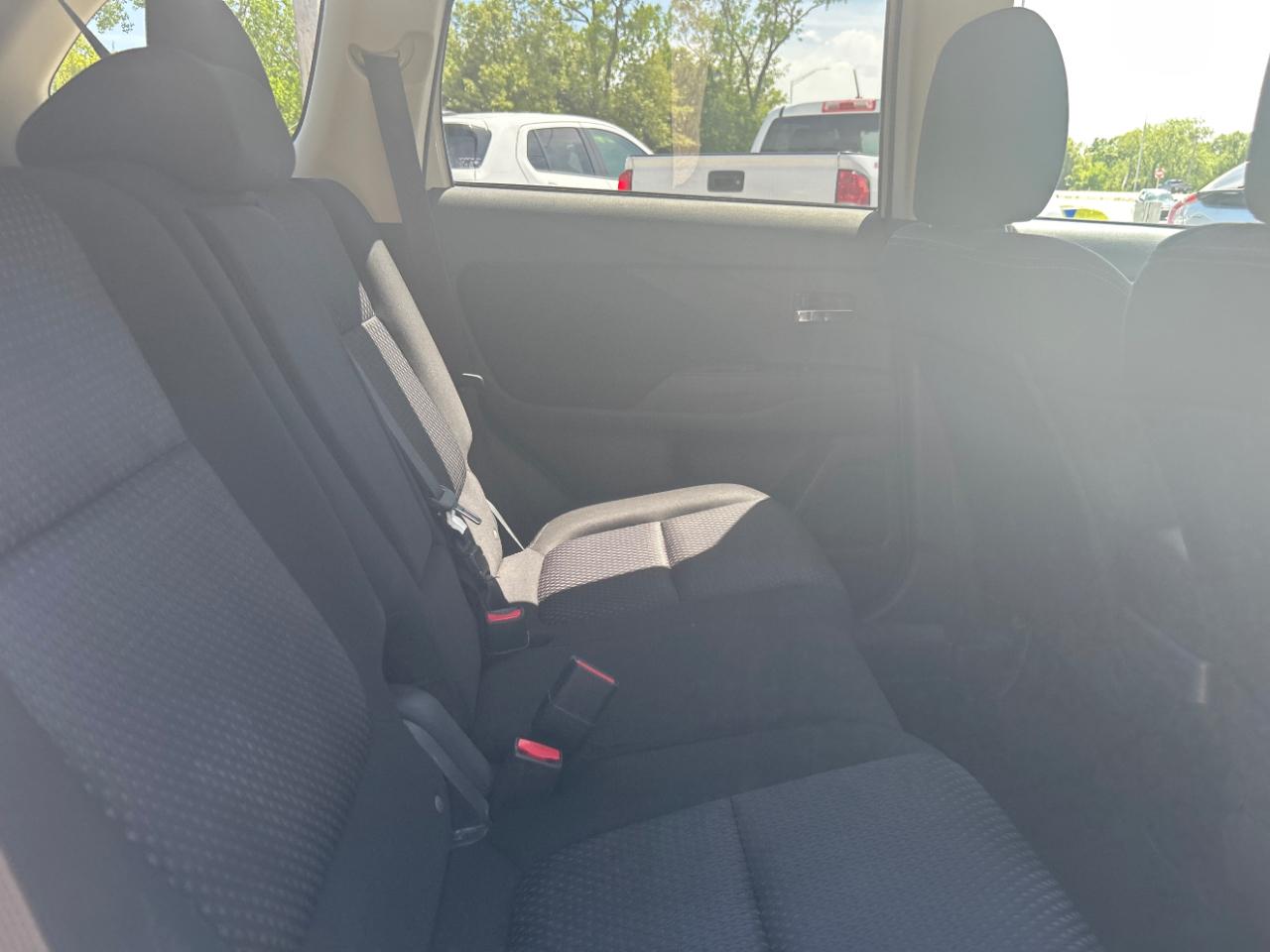 Mitsubishi Outlander 2WD 4dr ES 2016