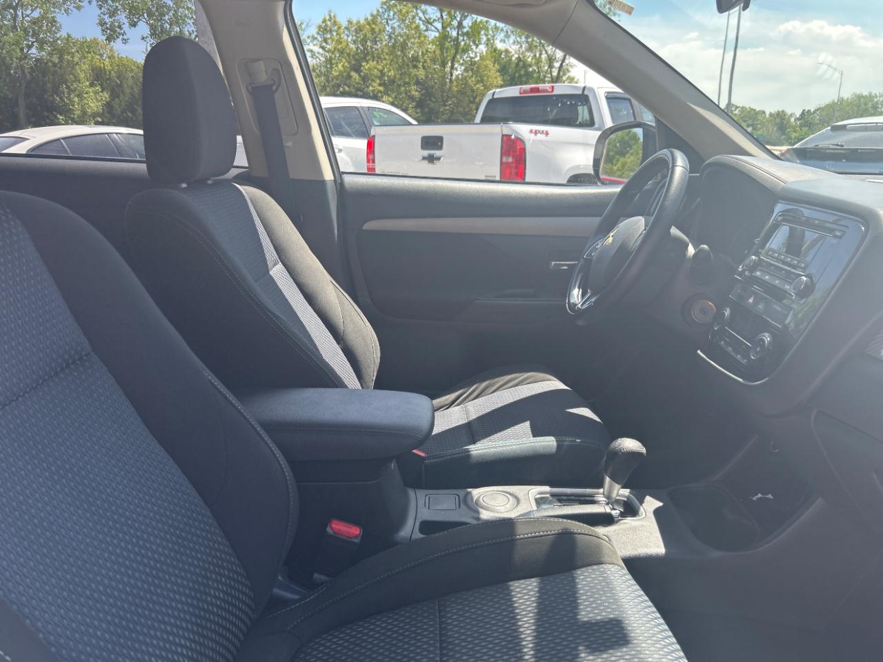 Mitsubishi Outlander 2WD 4dr ES 2016