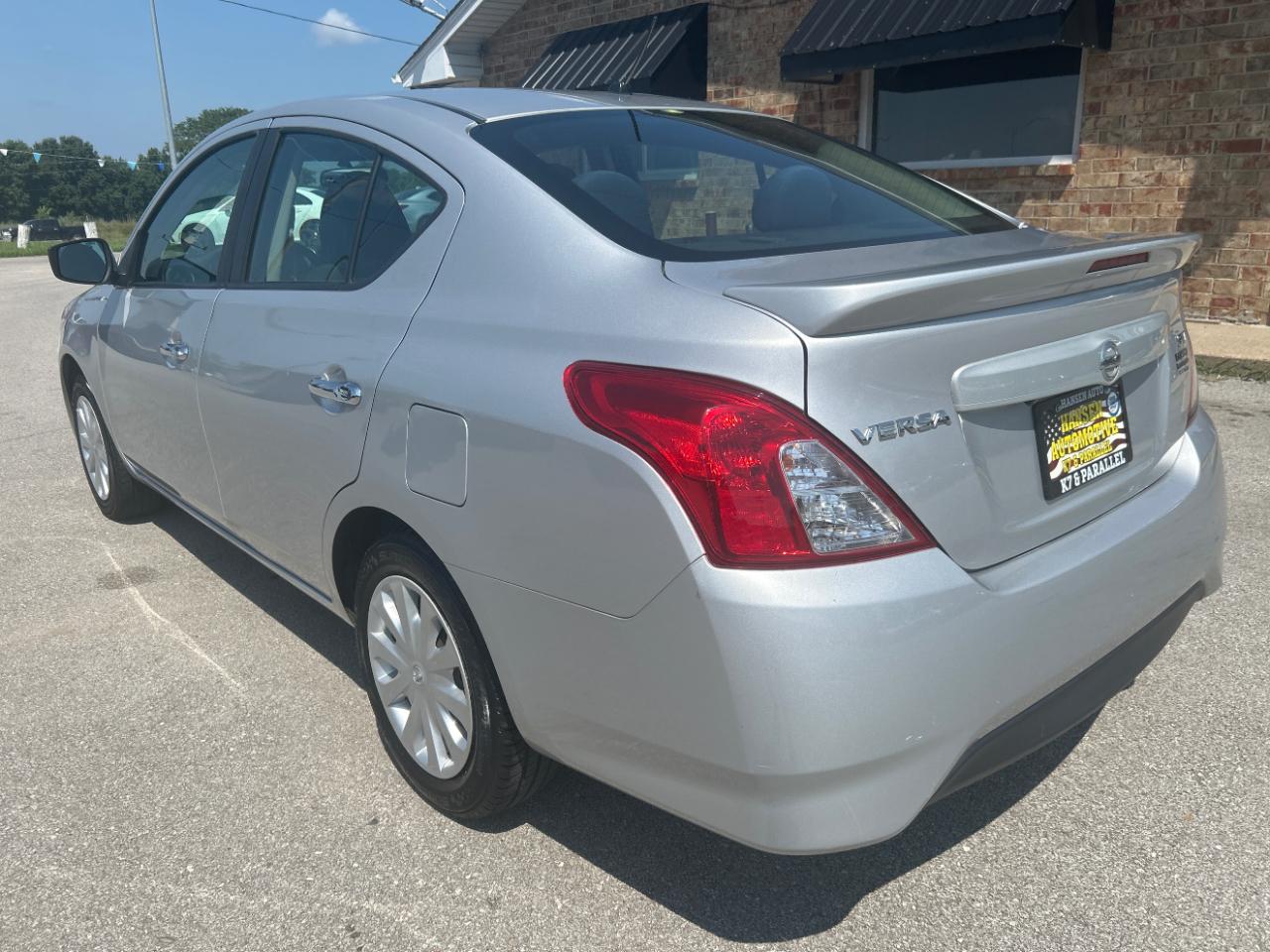 Nissan Versa Sedan SV CVT 2019