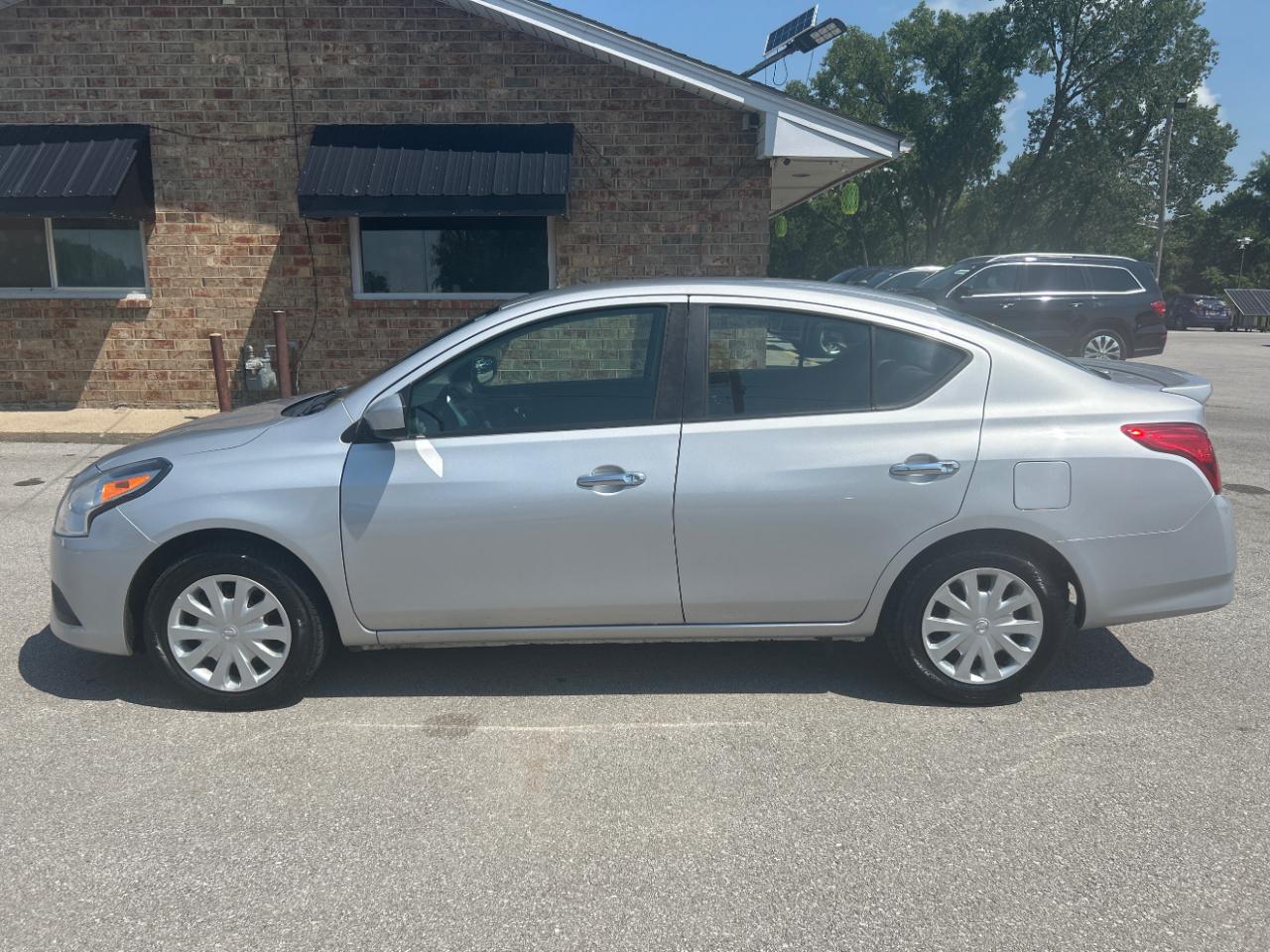 Nissan Versa Sedan SV CVT 2019