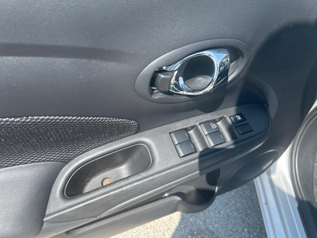 Nissan Versa Sedan SV CVT 2019