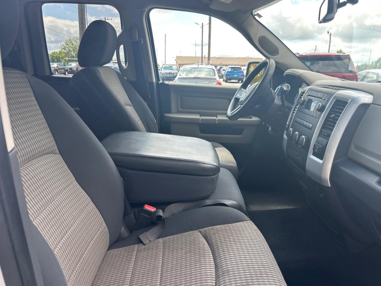 Dodge 1500 4WD Quad Cab 140.5" Big Horn 2011