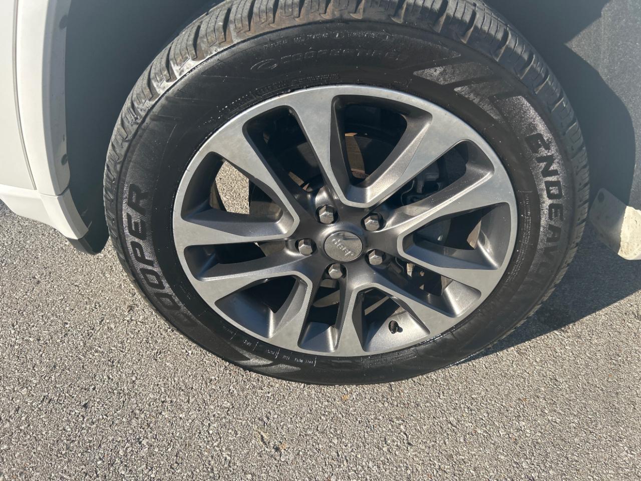 Jeep Grand Cherokee photo 11