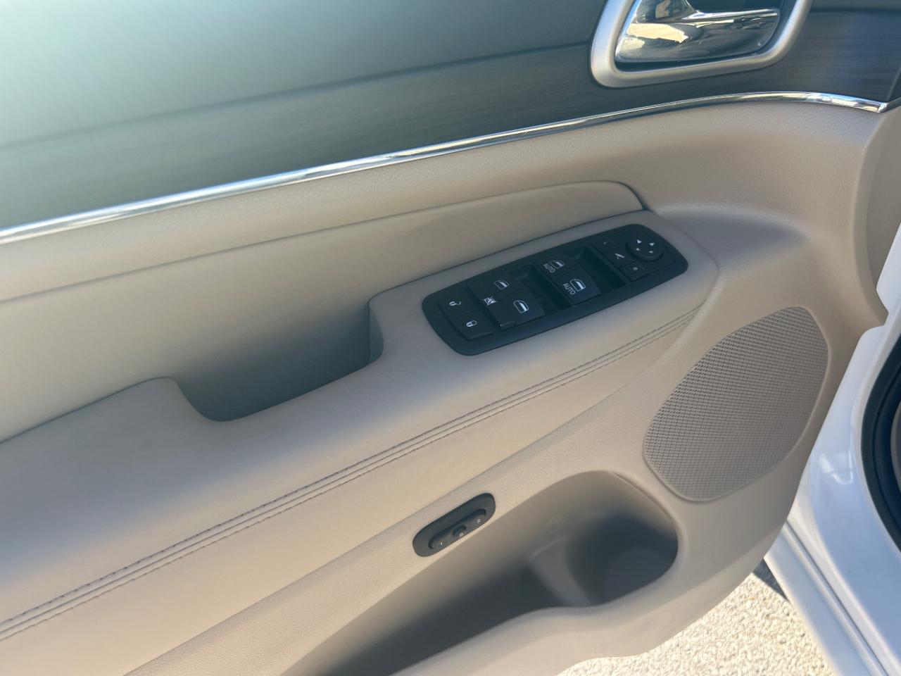 Jeep Grand Cherokee photo 12
