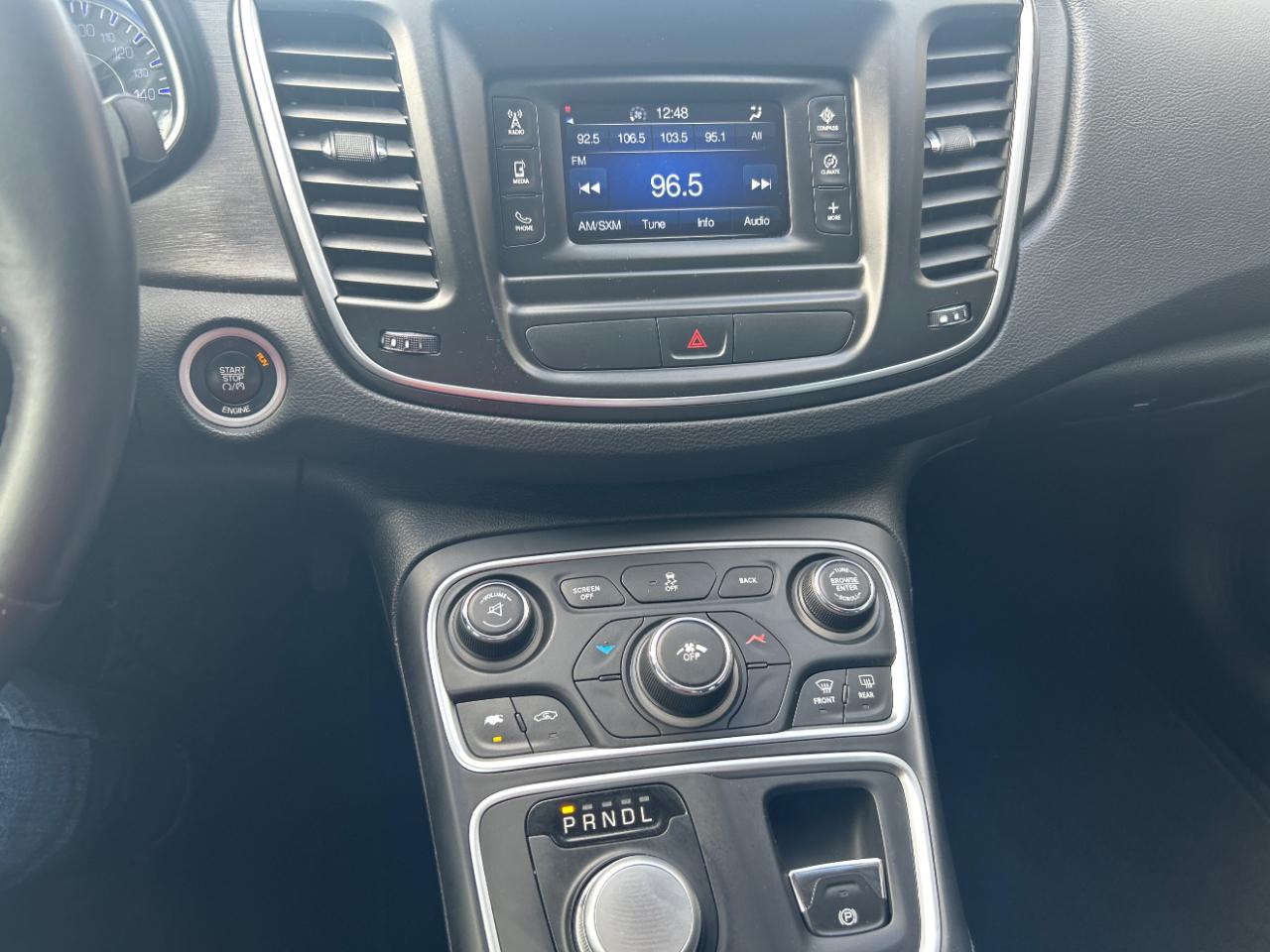 Chrysler 200 4dr Sdn Limited FWD 2016