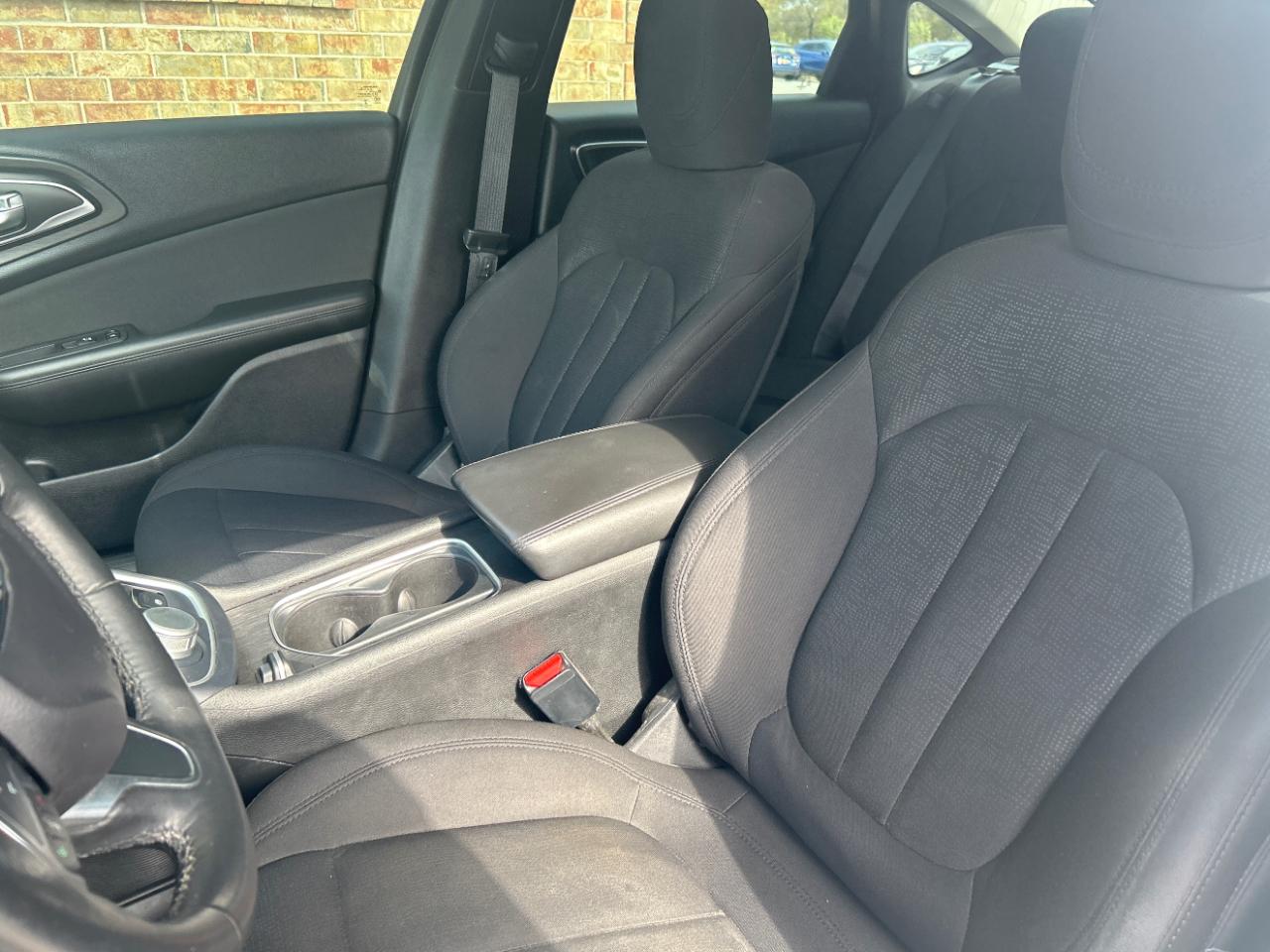 Chrysler 200 4dr Sdn Limited FWD 2016