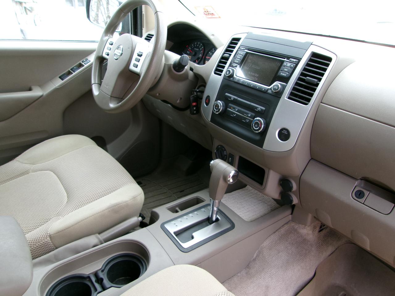 Nissan Frontier 4WD Crew Cab SWB Auto SV 2015