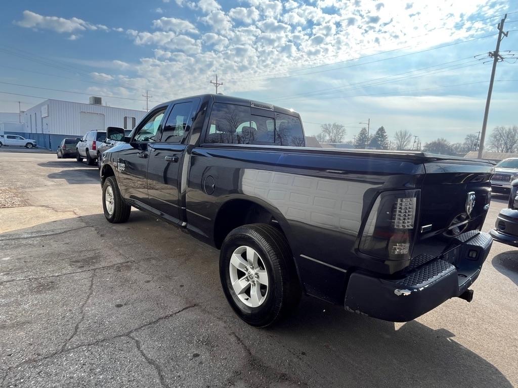 RAM 1500 4WD Quad Cab 140.5" SLT 2016