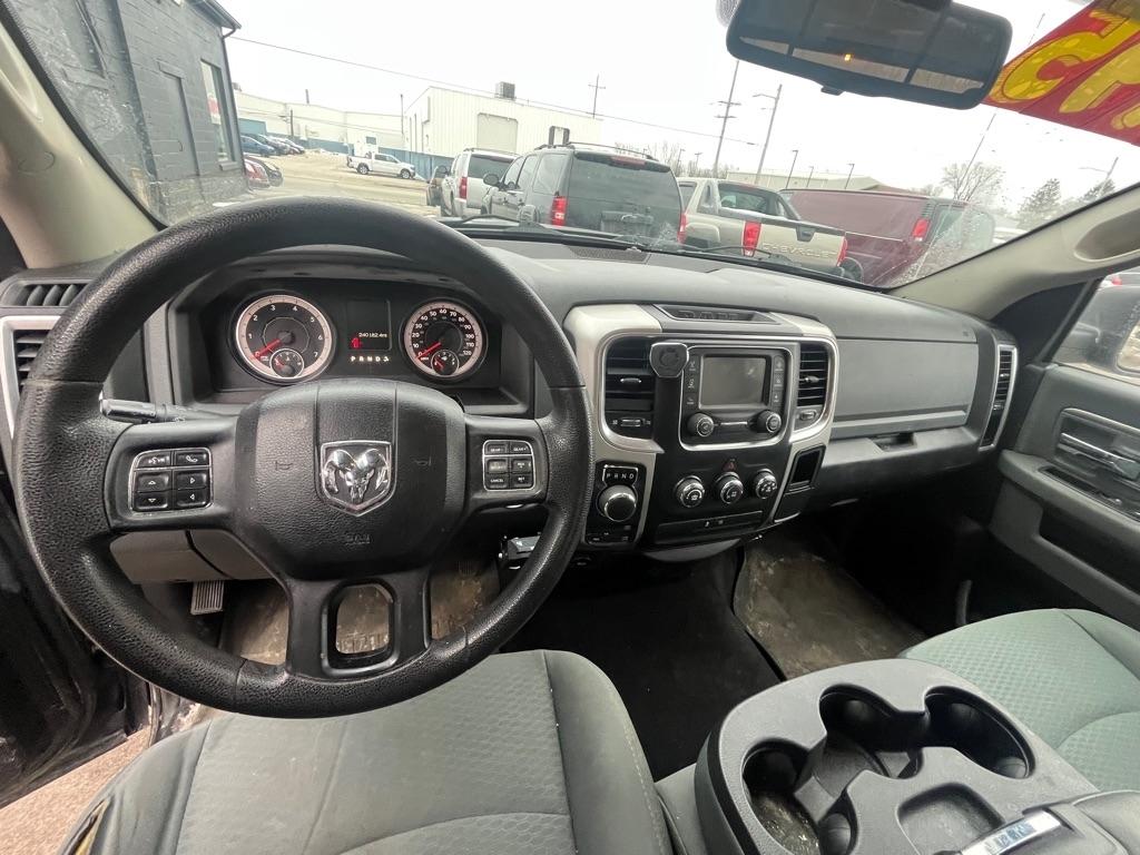 RAM 1500 4WD Quad Cab 140.5" SLT 2016