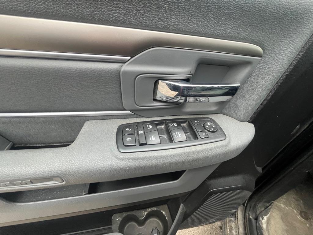 RAM 1500 4WD Quad Cab 140.5" SLT 2016