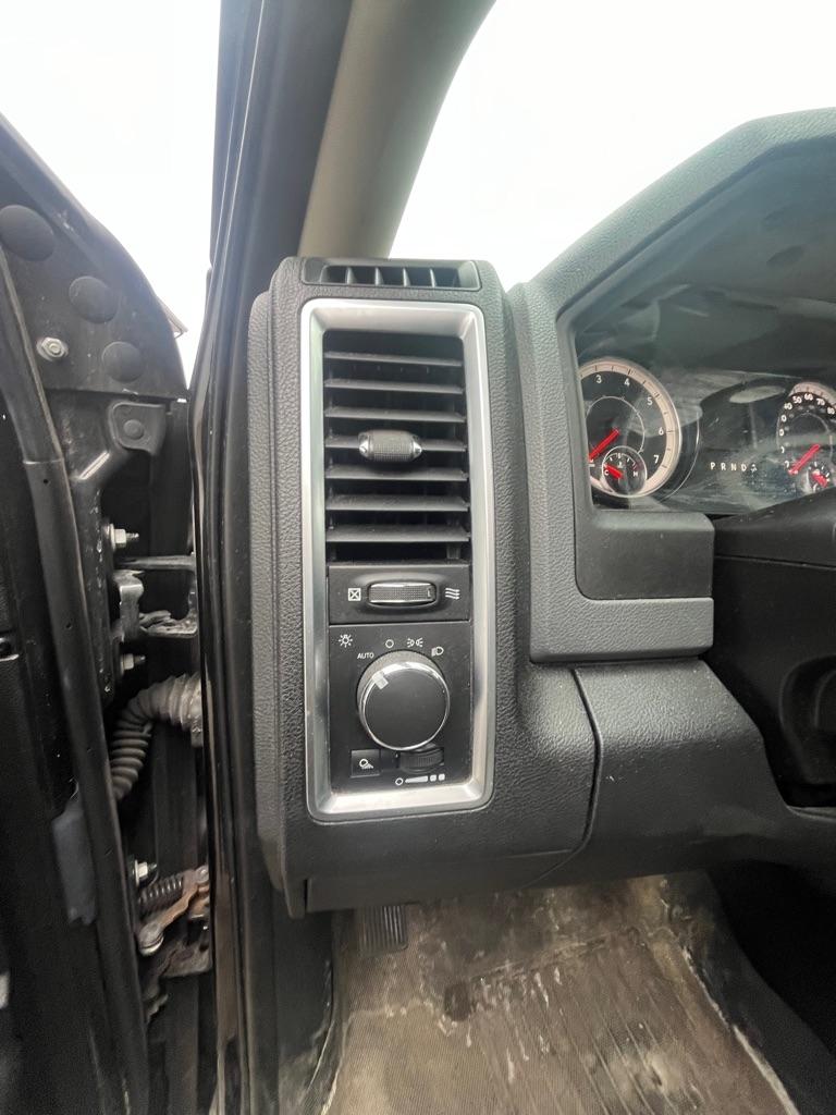 RAM 1500 4WD Quad Cab 140.5" SLT 2016