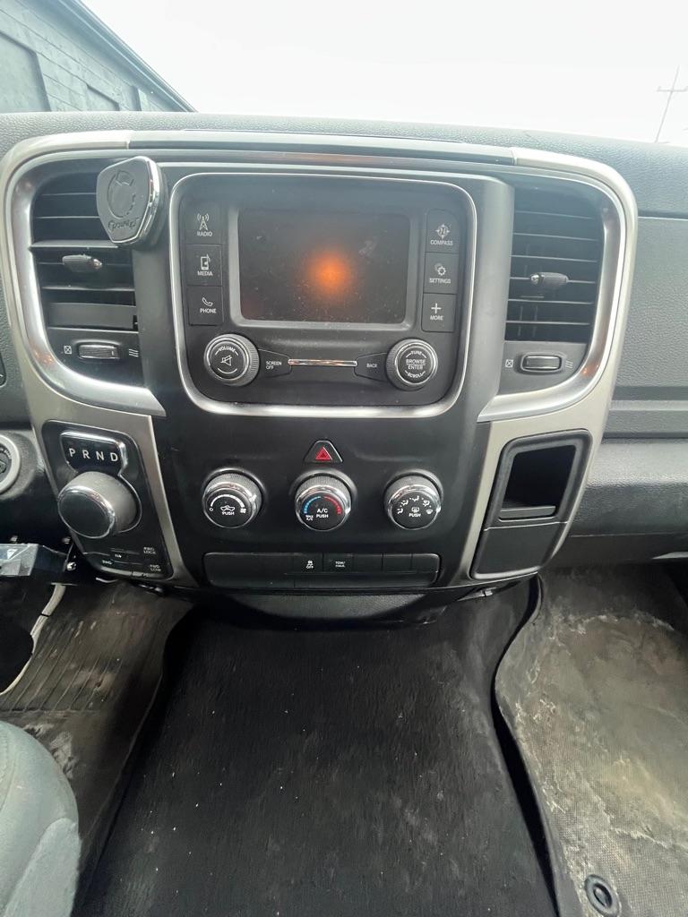RAM 1500 4WD Quad Cab 140.5" SLT 2016