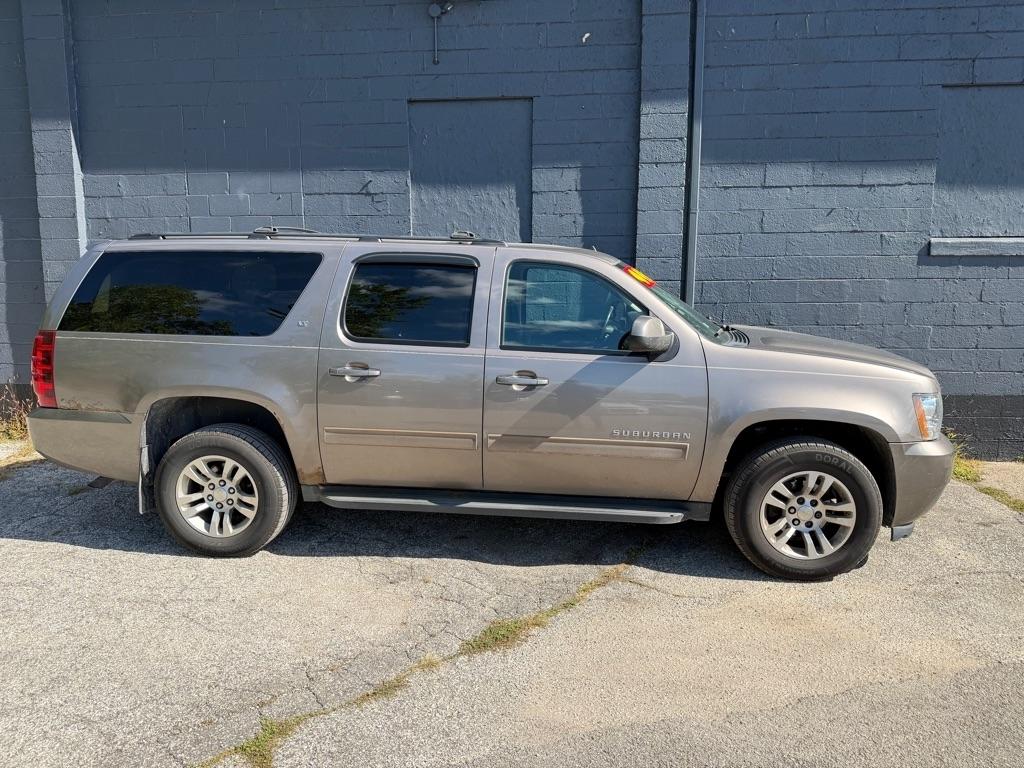 Chevrolet Suburban 4WD 4dr 1500 LT 2011