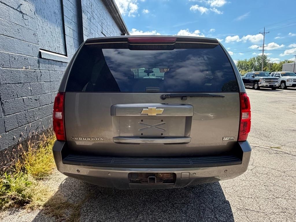 Chevrolet Suburban 4WD 4dr 1500 LT 2011