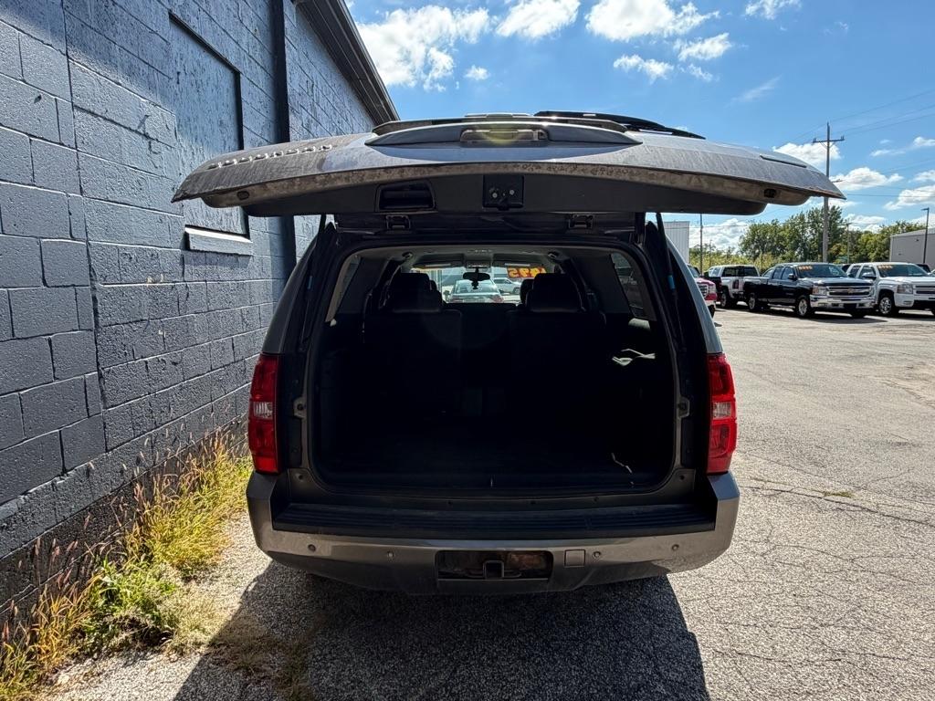 Chevrolet Suburban 4WD 4dr 1500 LT 2011