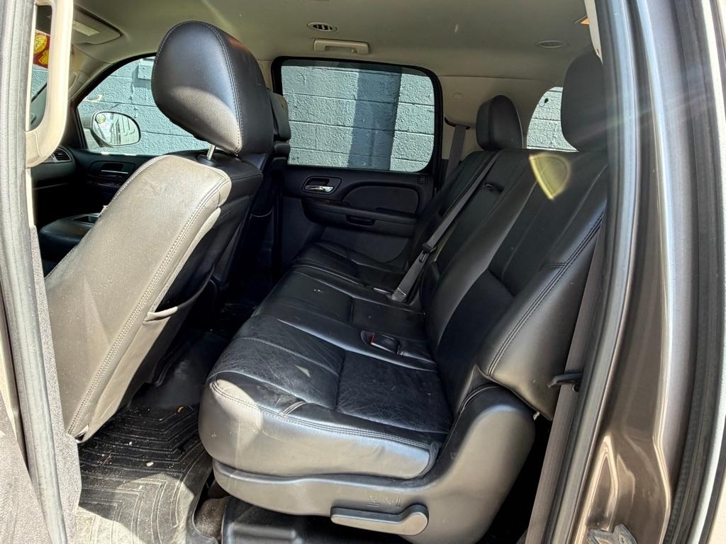 Chevrolet Suburban 4WD 4dr 1500 LT 2011