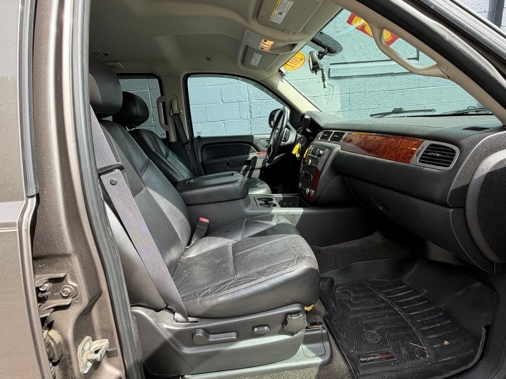 Chevrolet Suburban 4WD 4dr 1500 LT 2011