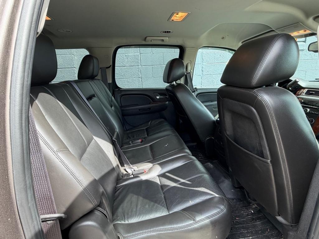 Chevrolet Suburban 4WD 4dr 1500 LT 2011