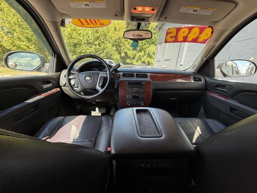 Chevrolet Suburban 4WD 4dr 1500 LT 2011