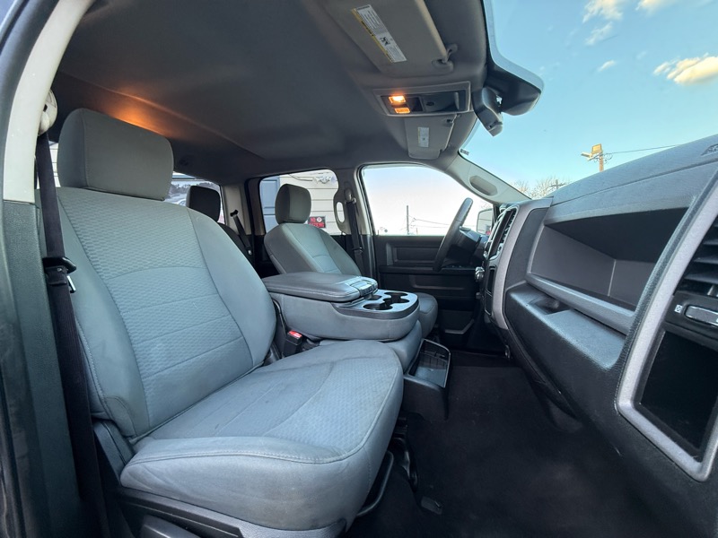 RAM 1500 Tradesman Quad Cab 4WD 2016 RAM 1500 Tradesman Quad Cab 4WD 2016