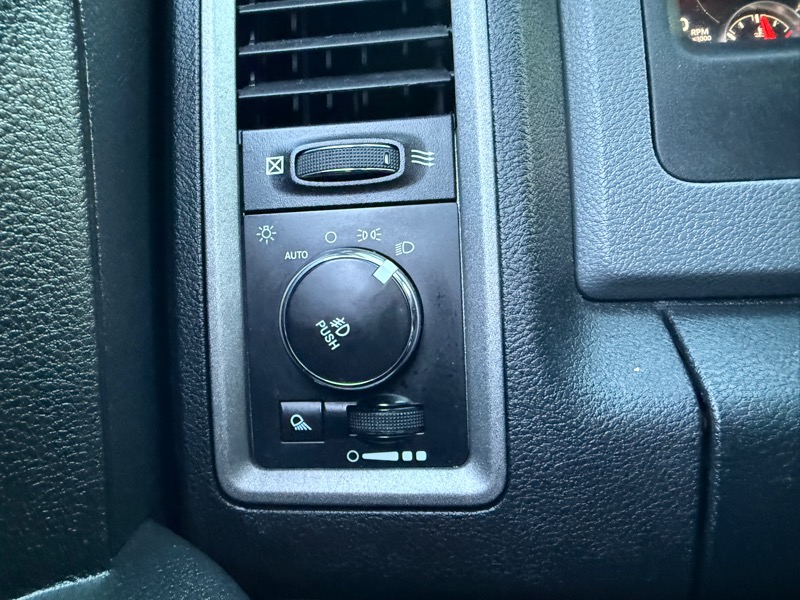 RAM 1500 Tradesman Quad Cab 4WD 2016 RAM 1500 Tradesman Quad Cab 4WD 2016