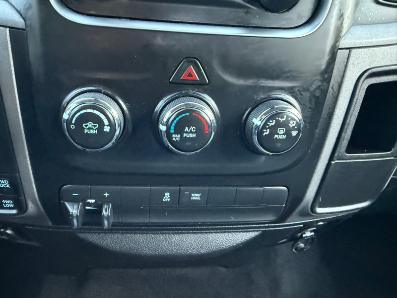 RAM 1500 Tradesman Quad Cab 4WD 2016 RAM 1500 Tradesman Quad Cab 4WD 2016