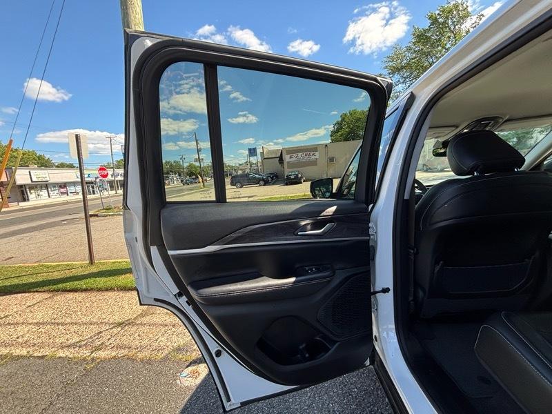 Jeep Grand Cherokee Limited 4D SUV 4WD 2023