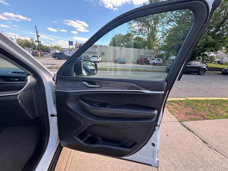 Jeep Grand Cherokee Limited 4D SUV 4WD 2023