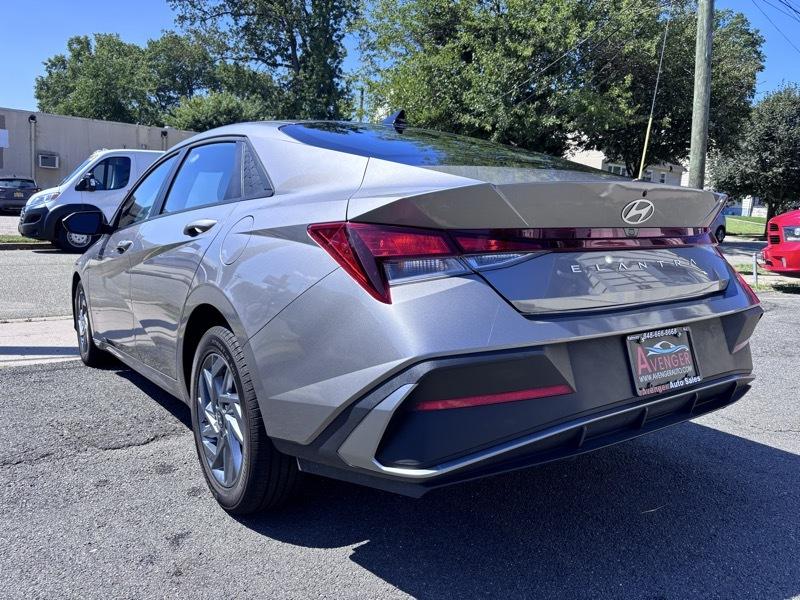 Hyundai Elantra SEL 4D Sedan at 2024