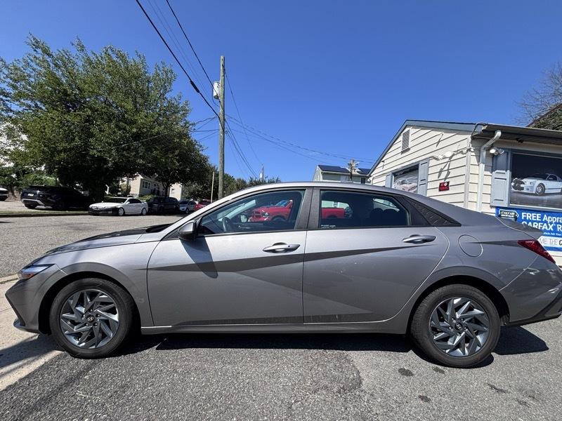 Hyundai Elantra SEL 4D Sedan at 2024