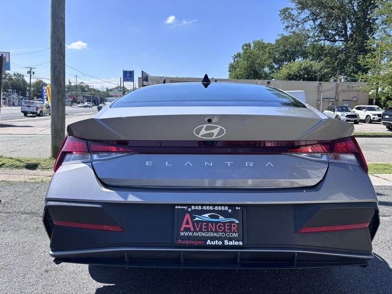 Hyundai Elantra SEL 4D Sedan at 2024