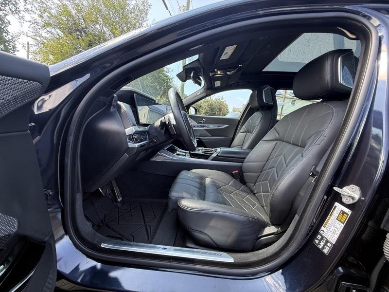 BMW 7-Series  2024