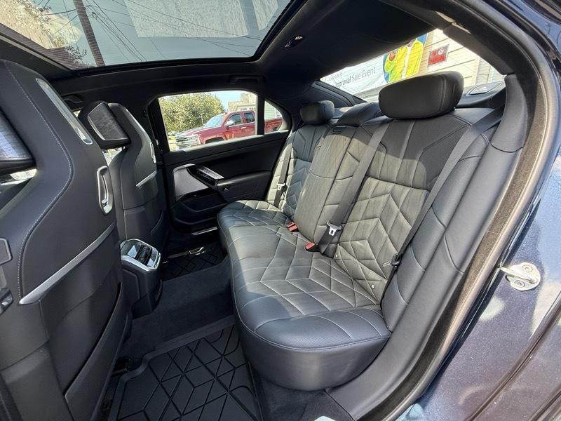 BMW 7-Series  2024