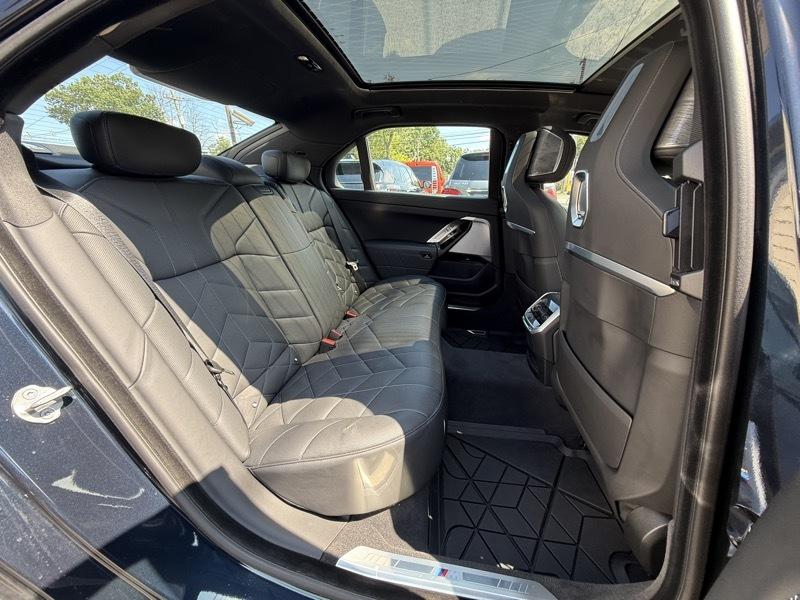 BMW 7-Series  2024