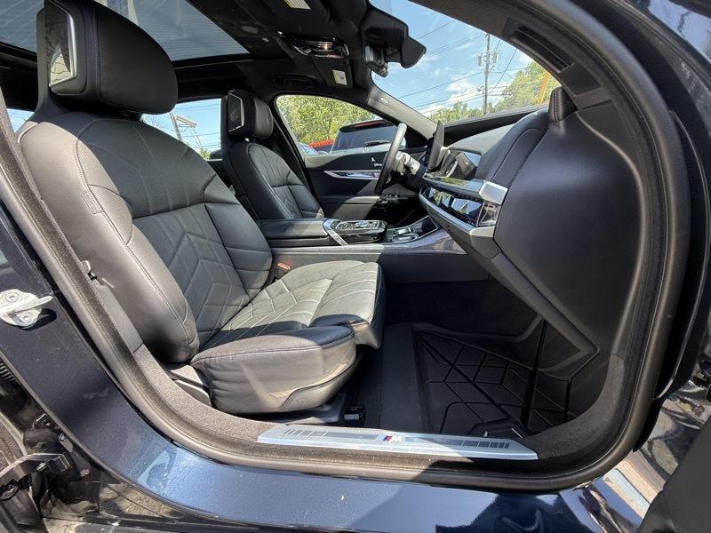 BMW 7-Series  2024
