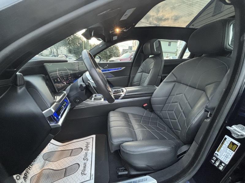 BMW 7-Series  2024