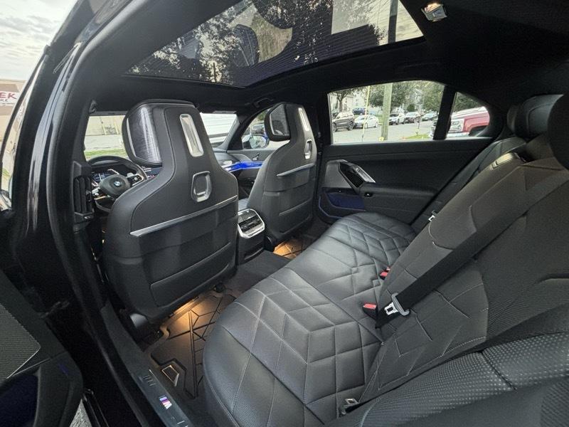 BMW 7-Series  2024