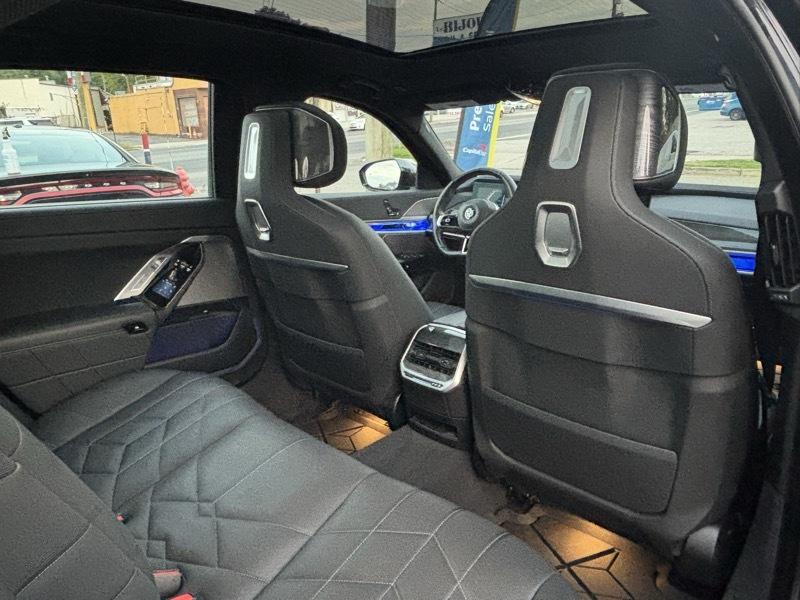 BMW 7-Series  2024