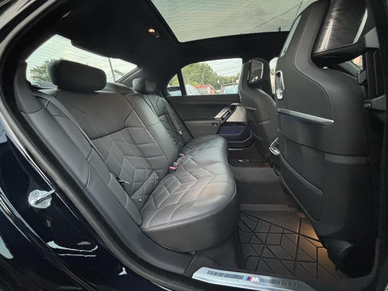 BMW 7-Series  2024