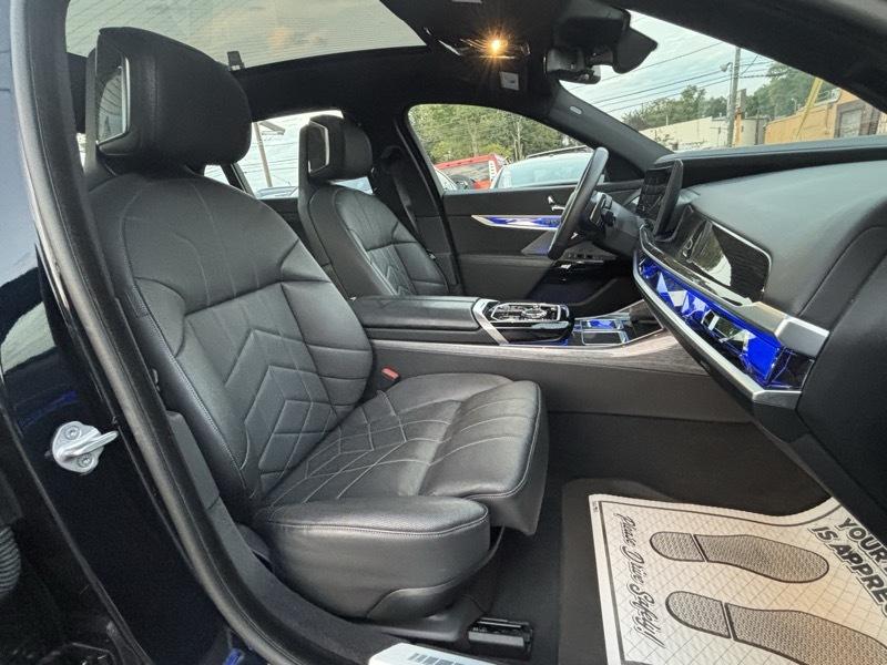 BMW 7-Series  2024