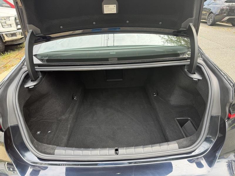 BMW 7-Series  2024
