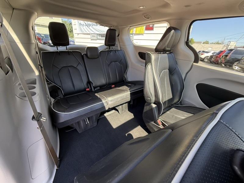 Chrysler Pacifica Hybrid  2023