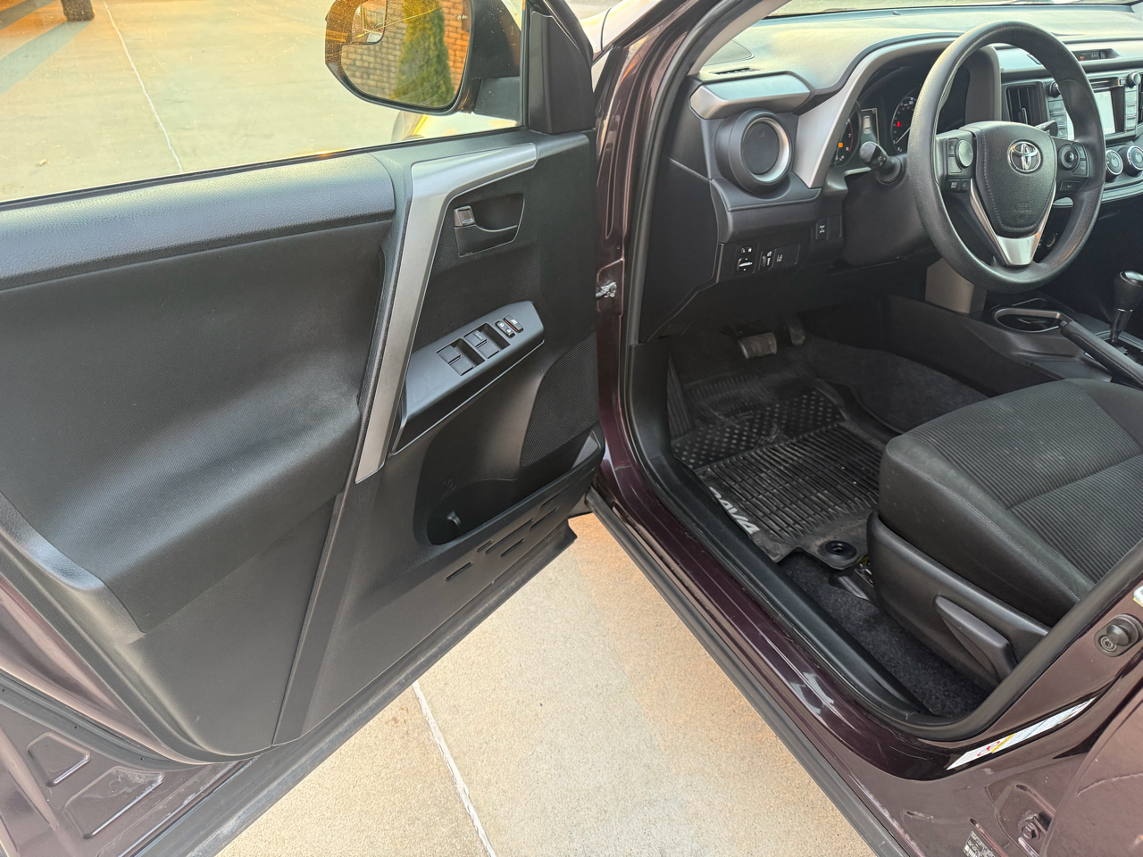 Toyota RAV4 LE AWD (Natl) 2017