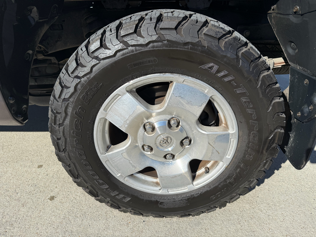 Toyota Tundra 4WD Truck CrewMax 5.7L FFV V8 6-Spd AT LTD (Natl) 2011